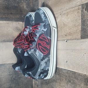 Boys Heelys Sneakers Skate Shoes Size YTH 6 Color Black Red Grey